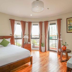 Gemütliches Zimmer mit Kingsize-Bett